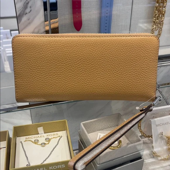 MICHAEL KORS Lg Pebbled Leather Continental Wallet Wristlet Phone Holder
Peanut - Picture 5 of 16